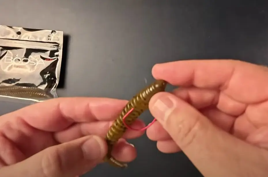 Image of rigging a plastic worm rig as a weightless texas rig